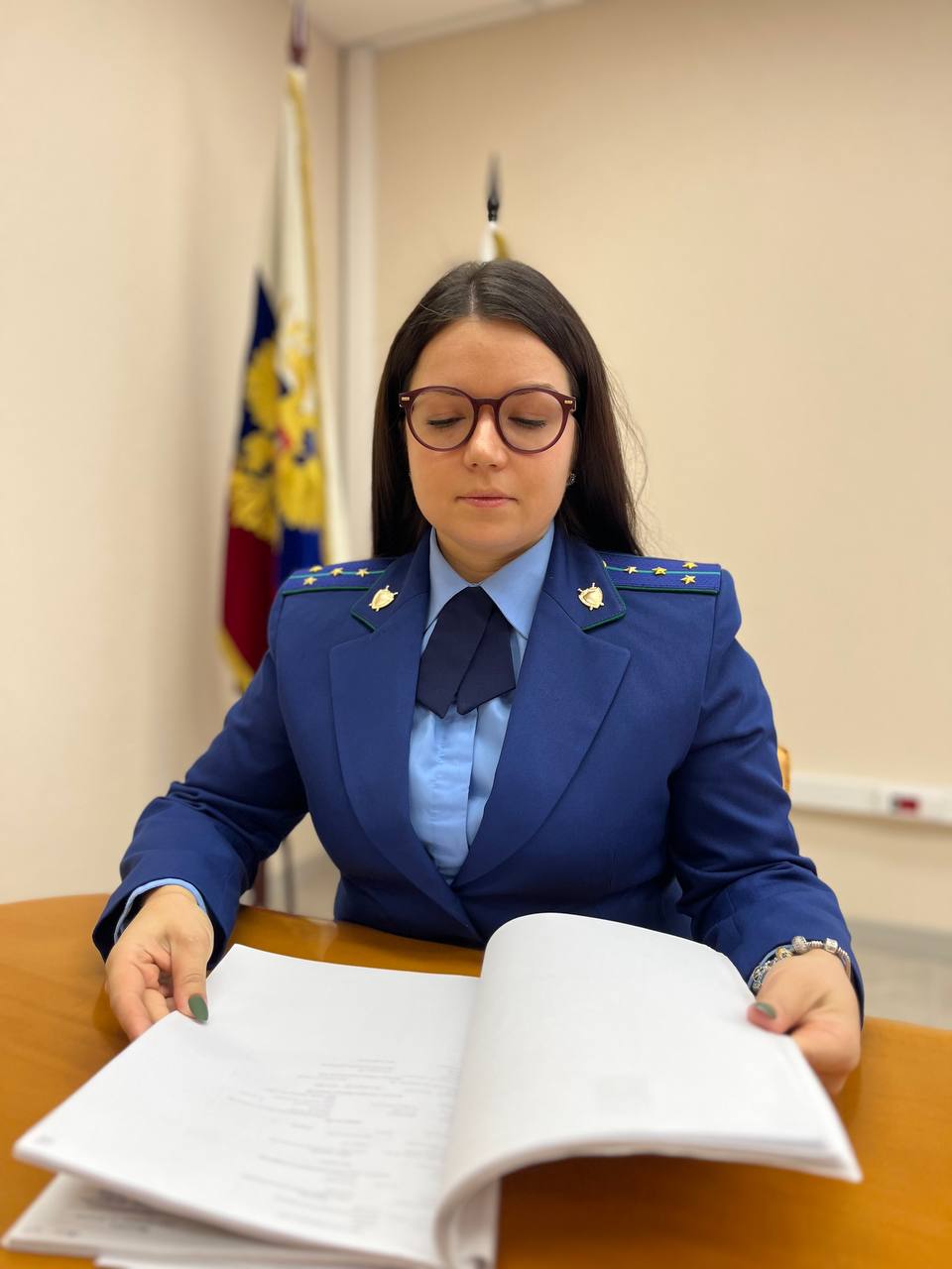 По иску прокурора Ноябрьска в пользу членов семьи погибшего участника спецоперации взыскана единовременная выплата   Установлено что родственник погибшего бойца достоверно зная о наличии у участника СВО троих несовершеннолетних детей сведения об этом в войсковую часть не представил единолично получил социальную выплату в размере 5 млн рублей Прокурор города обратился с иском в суд о взыскании пособия   Подробности на сайте ведомства Новости в MAX на час раньше подписывайтесь   Прокуратура ЯНАО MAX ВК САЙТ ТГ