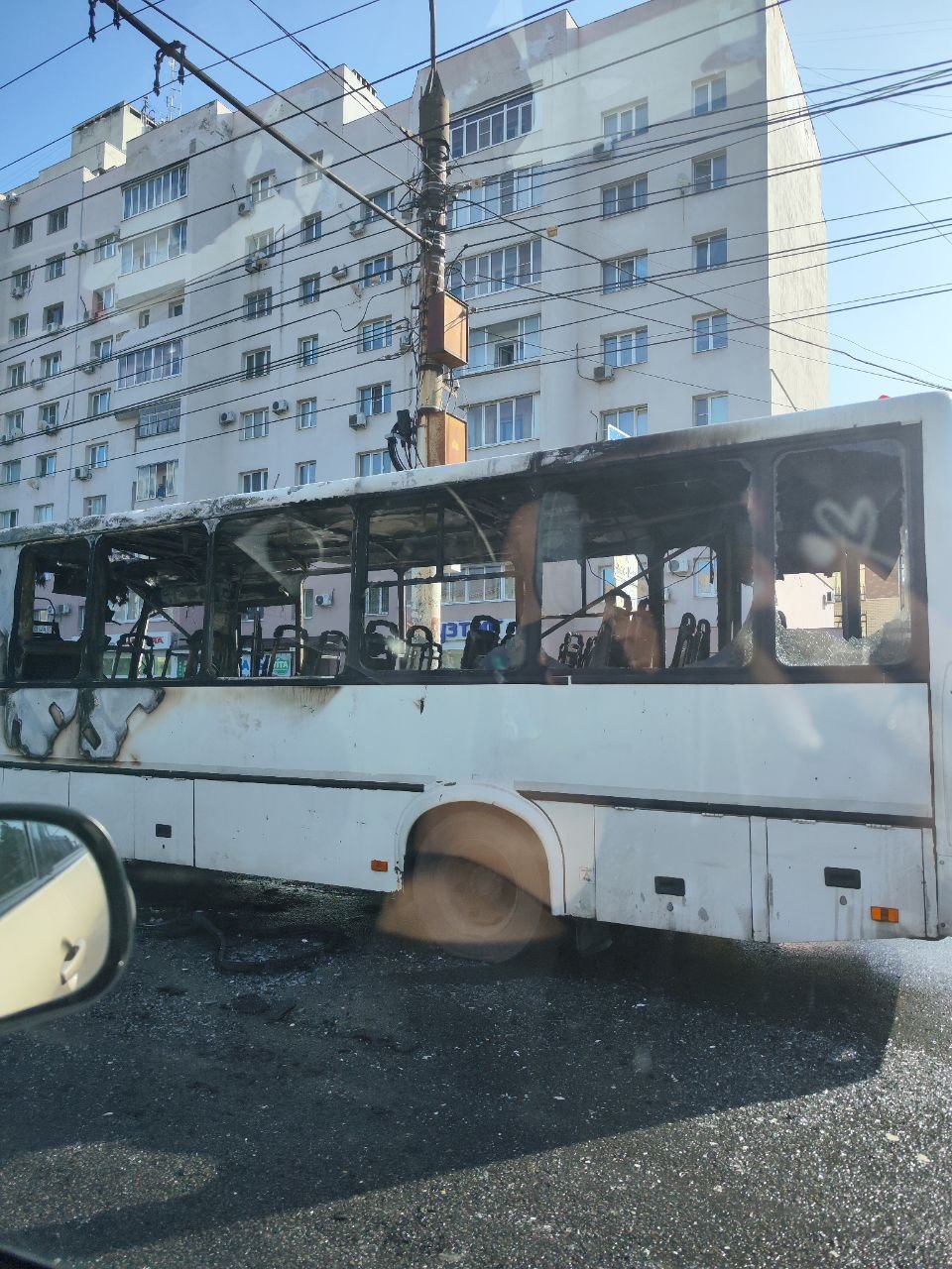 Пассажирский автобус загорелся на улице 20-летия Октября  Причиной ЧП стала техническая неисправность. Водитель высадил пассажиров и обратился в МЧС.  Никто не пострадал.