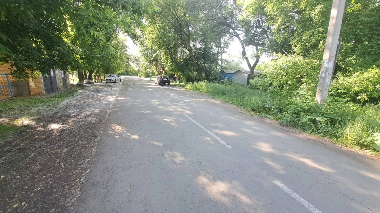 Сбил подростка и дал по газам. В Копейске водитель скрылся после наезда на школьника ДТП произошло на улице Мира, возле дома № 43. По предварительной информации, автомобиль сбил 13-летнего мальчика, который находился на проезжей части, после чего водитель покинул место происшествия. Подросток получил травмы, его состояние уточняется. Полиция разыскивает виновника. Если вы стали свидетелем аварии, сообщите в дежурную часть по телефону: 8-351-399-88-22