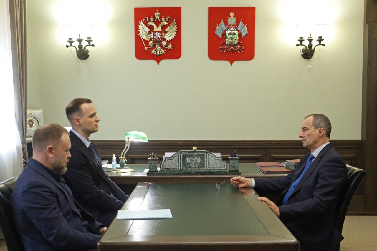 Руководитель ЗСК Юрий Бурлачко провел рабочую встречу с министром курортов туризма и олимпийского наследия Кубани Василием Воробьевым В ней принял участие первый зампред профильного комитета ЗСК Андрей Булдин По словам Юрия Бурлачко у отрасли большой потенциал который еще не раскрыт в полной мере В стране фиксируется рост внутреннего туризма Кубань также показывает здесь хорошие результаты Да конечно значительное влияние на ситуацию оказали события в Керченском проливе Вместе с тем в прошлом году в лидерах по приему отдыхающих отмечены Геленджик Сочи Туапсинский район К сожалению не смогли раскрыть в полной мере весь свой курортный потенциал такие территории как Новороссийск Темрюкский и Приморско Ахтарский районы Над этим вам предстоит поработать начал разговор председатель ЗСК Стороны затронули и проведение краевой выставки ярмарки Агротур Через край на Крымский полуостров едет огромное количество туристов И наша с вами задача чтобы они задержались у нас побывали на объектах агротуризма винодельнях у фермеров познакомились с народными промыслами Кубани увезли с собой продукцию наших мастеров ремесленников сказал Юрий Бурлачко и добавил что необходимо продолжить работу по повышению качества услуг придорожного сервиса По его словам стратегия гостеприимства начинается именно с автозаправочного комплекса На встрече стороны также обозначили векторы развития индустрии гостеприимства и туристских направлений создания новых курортных объектов и инфраструктуры Особым предметом разговора стали перспективы азовского побережья Кубани в рамках федерального проекта Пять морей и озеро Байкал реализуемого по поручению главы государства Ваши знания должны помочь в работе на новой должности Санаторно курортная отрасль края одна из ключевых отраслей кубанской экономики И ее вклад в консолидированный бюджет региона должен стать весомее Думаю совместными усилиями мы сможем этого добиться подытожил Юрий Бурлачко Василий Воробьев поблагодарил председателя ЗСК и профильный комитет краевого парламента за внимание к отрасли и заверил что приложит все усилия для решения стоящих задач