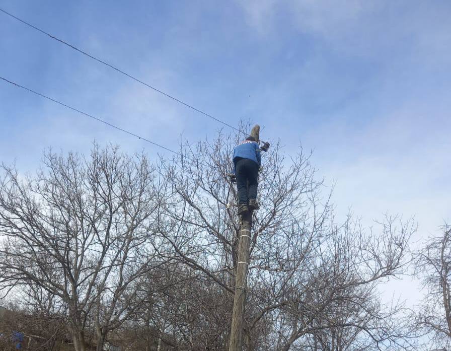 Четыре района Дагестана вновь запитаны после аварии из за ураганного ветра В результате сильного ветра и снегопада в нескольких районах Дагестана произошли технологические нарушения на энергообъектах Специалисты Дагэнерго уже восстановили подачу электричества во всех семи ранее пострадавших населённых пунктах Докузпаринского района Вместе с тем восстановительные работы также завершены в четырёх других районах республики Гунибском Курахском Новолакском и Левашинском Для ликвидации последствий непогоды к работам были привлечены 41 специалист аварийно восстановительной бригады и задействованы 12 единиц специальной техники Министерство энергетики и тарифов Дагестана держит ситуацию на контроле
