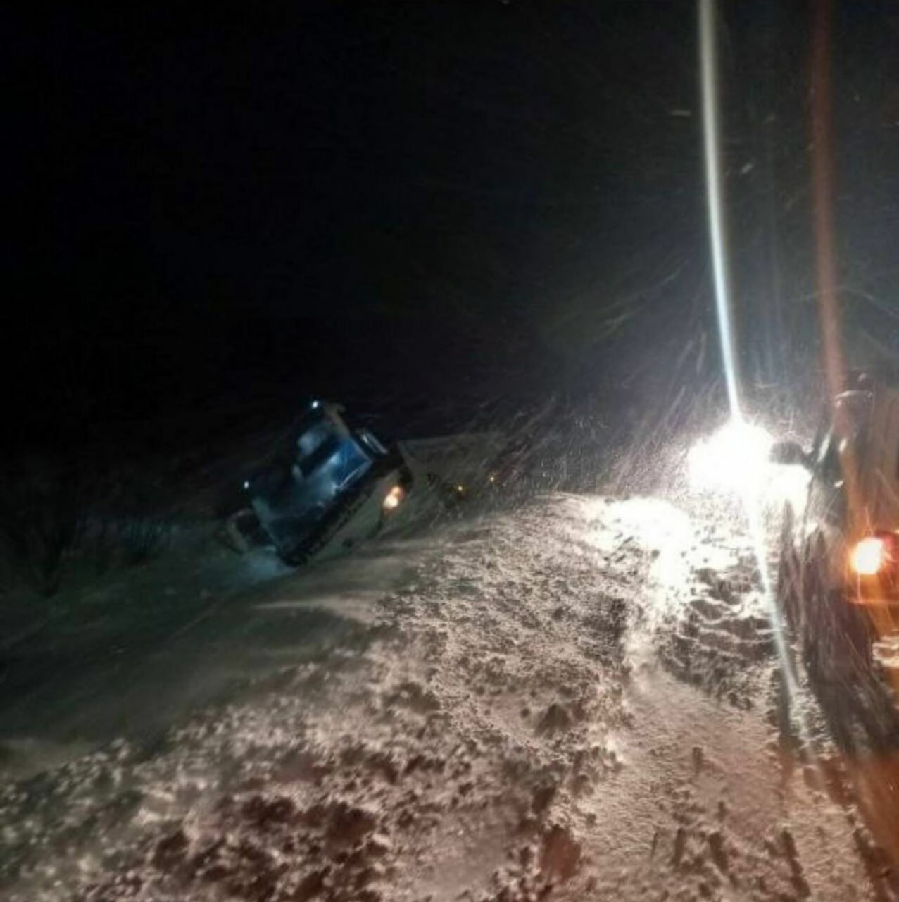Минугля прокомментировало опрокидывание автобуса с шахтёрами в Кузбассе Министерство угольной промышленности Кузбасса прокомментировало аварию со служебным автобусом который перевернулся в Новокузнецком округе утром во вторник Автобус перевозивший сотрудников предприятия шахты Увальная филиал АО УК Сибирская из за сложных метеоусловий съехал в кювет Двери транспортного средства оказались заблокированы снегом сказали в Минугля Горняки покинули салон через аварийный люк никто не пострадал Шахтёров доставили на предприятие на запасном автобусе Производство на шахте не забуксовало работники сразу приступили к выполнению своих обязанностей Ведомство призывает водителей быть осторожнее во время сильных снегопадов     Подписаться на VSE42 Ru   Подписаться на нас в MAX