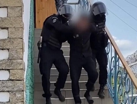 Экстремистскую организацию раскрыли в калужской колонии В Калужской области пресекли деятельность запрещенной в РФ экстремистской организации "Арестанское уголовное единство". Региональное УФСБ установило, что один из сторонников криминальной идеологии организовал эту ячейку на территории ИК-3 и ИК-4 .