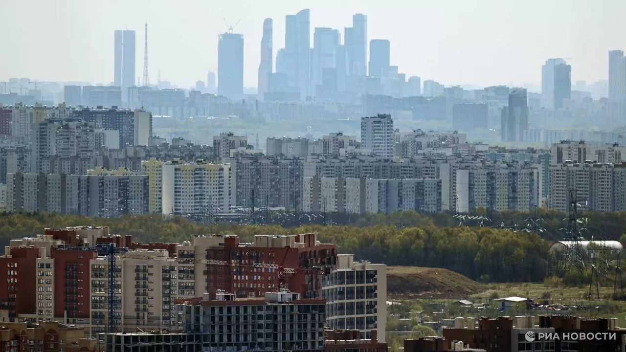 Сбербанк зафиксировал снижение цен на жилье в Москве.  Так, по статистике ипотечных сделок, проведенных банком в ноябре, столичные новостройки подешевели на 1,3% - в среднем до 343,2 тыс рублей за квадратный метр, а вторичка потеряла в цене 0,3%, опустившись до уровня 297,6 тыс рублей за "квадрат".