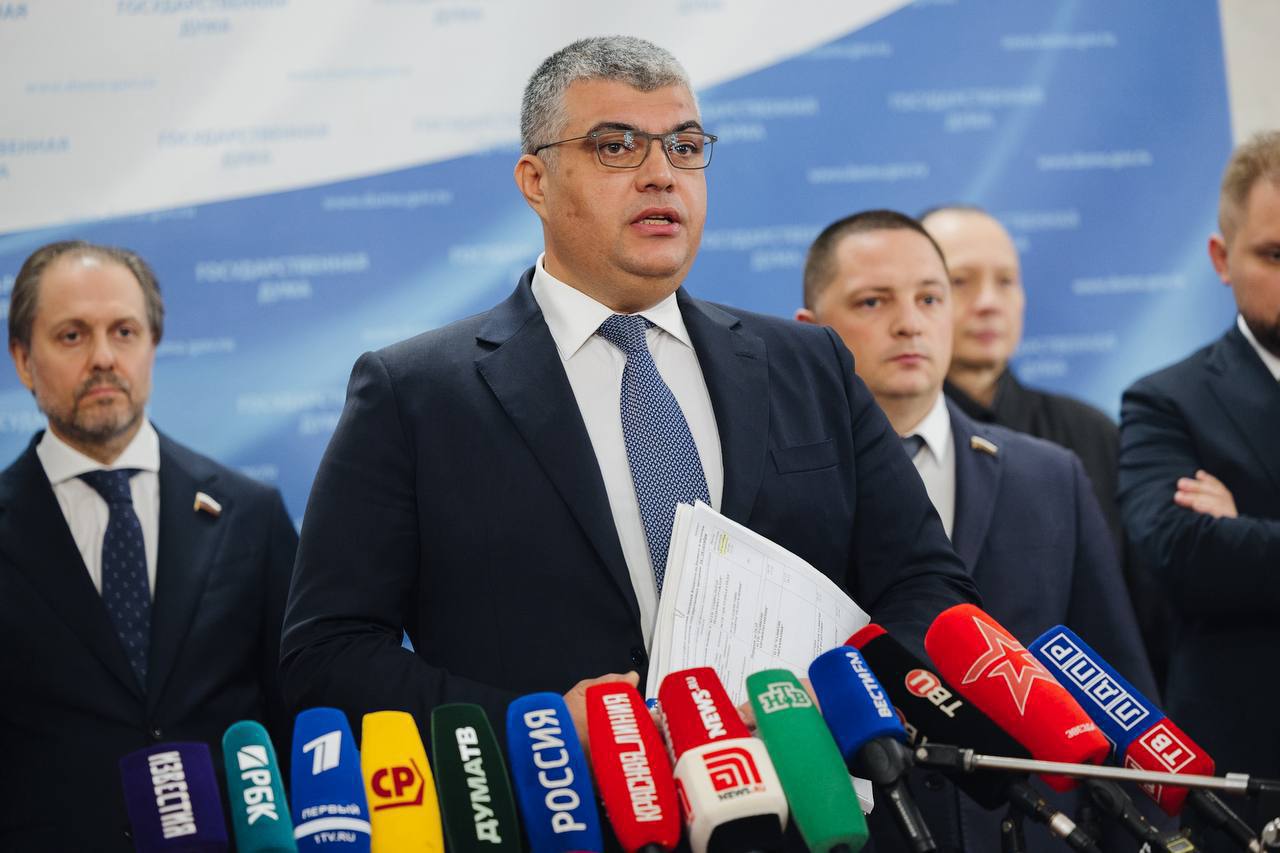 ЛДПР инициирует значительные бюджетные вложения в транспорт и образование Фракция ЛДПР в Госдуме под руководством Леонида Слуцкого выступила с рядом ключевых предложений по бюджету на ближайшие три года Общий объем финансирования которое партия намерена заложить превышает 15 миллиардов рублей Инициатива включает три основных направления Обновление общественного транспорта в регионах Поправки предусматривают прямую поддержку лизинга транспорта для российских компаний перевозчиков Это позволит обновить парк более чем на 8000 единиц техники по всей стране Мы провели мониторинг и видим острую необходимость в обновлении транспорта на местах Людям нужны современные и комфортные автобусы отметил депутат Каплан Панеш Профессиональное обучение для молодежи Следующий блок направлен на поддержку участников студенческих отрядов На эти цели планируется выделить 1 7 млрд рублей что позволит более чем 139 тысячам человек бесплатно получить востребованные профессии Международные гранты имени В В Жириновского Отдельная статья расходов посвящена учреждению специальных грантов для стажировок студентов и преподавателей в области востоковедения и африканистики за рубежом Наши поправки носят не разовый а системный характер Мы говорим о поддержке которая работает на будущее от доступного транспорта до качественного образования Бюджет должен быть ориентирован на реальные нужды людей подчеркнул Каплан Панеш Все предложения были подготовлены фракцией в тесном взаимодействии с профильным комитетом и Правительством РФ ЛДПР КапланПанеш