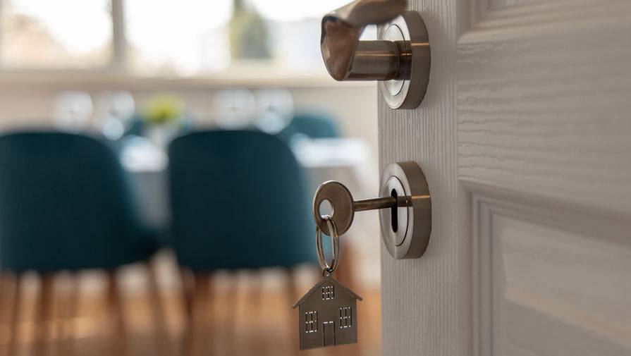 В России предложили признавать бесхозными квартиры купленные ради инвестиций Россияне начали чаще приобретать квартиры не ради решения жилищных вопросов а в качестве инвестиций заявила директор Ассоциации Некоммерческое партнерство Национальный жилищный конгресс Татьяна Вепрецкая Она назвала это негативной тенденцией подчеркнув что государство теряет на этом деньги поэтому нужно обязать россиян регистрировать квартиры либо признавать такие объекты бесхозными по аналогии с законом действующим в отношении дачных участков В таких квартирах инвестициях как правило никто не живет что вредит как другим людям так и всему государству в целом убеждена эксперт bisrub