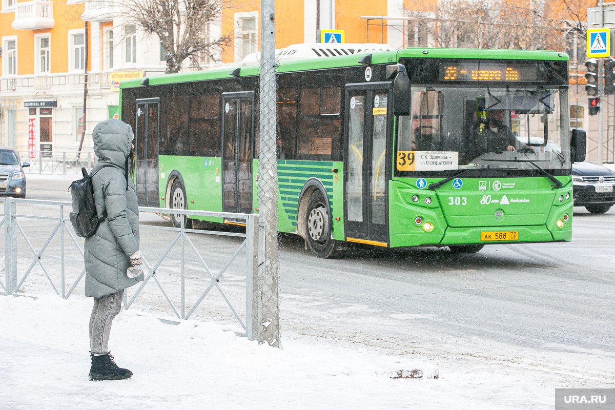 Больше автобусов появится в Тюмени  В этом году транспортные предприятия планируют закупить 37 автобусов большого класса, которые выйдут на наиболее загруженные и востребованные маршруты — №62 и 73.   А «старые» автобусы перераспределят туда, где они нужнее.  Кнопка «ну наконец-то» —