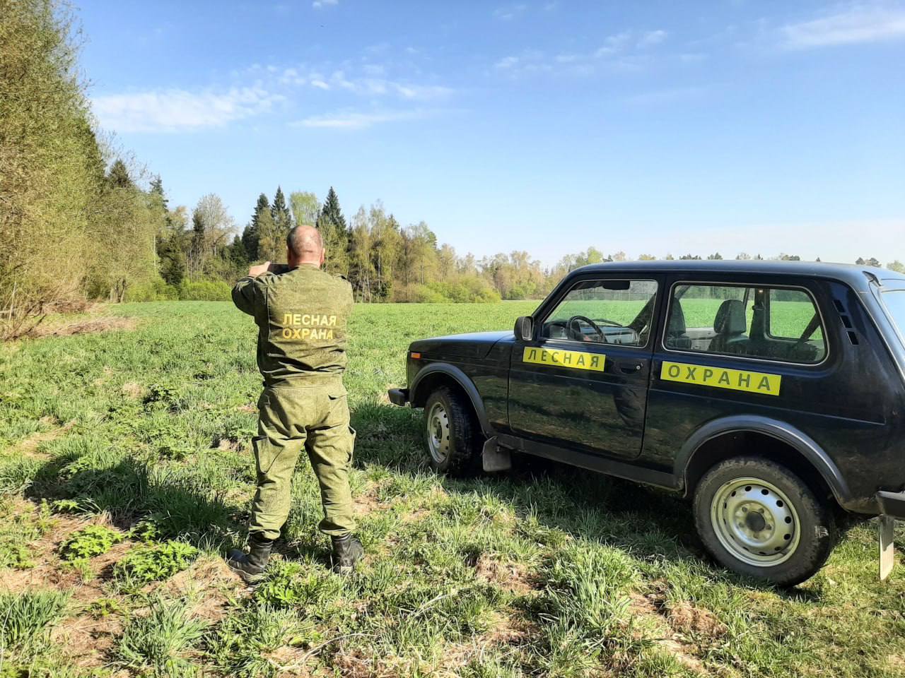 Весной 2026 года в лесах Подмосковья начнется пожароопасный сезон Комитет лесного хозяйства Московской области напоминает правообладателям земельных участков граничащих с лесными территориями о необходимости обеспечить выполнение обязательных противопожарных требований Землевладельцы обязаны расчистить полосу вдоль лесной зоны шириной минимум десять метров от сухостоя прошлогодней растительности древесных отходов и иных легковоспламеняющихся предметов либо обустроить защитную минерализованную полосу Как правило пожароопасный сезон начинается в регионе в первой половине апреля в зависимости от погодных условий Данные мероприятия целесообразнее провести с момента схода снежного покрова и до активной фазы весенних палов травы Начиная с весеннего сезона сотрудники лесных хозяйств региона начнут интенсивнее контролировать соблюдение указанных норм регулярно проводя проверки в рамках спецоперации Смежник   При выявленных нарушениях лица будут привлечены к административной ответственности согласно статье 8 32 Кодекса РФ об административных правонарушениях Для физических лиц штраф составит до 50 тысяч рублей должностные лица заплатят до 90 тысяч рублей юридические до миллиона рублей Нарушение закона влечет обязанность устранения недостатков независимо от привлечения к ответственности Истра на MAXe Читай смотри делись актуальнО безопасность моИстра