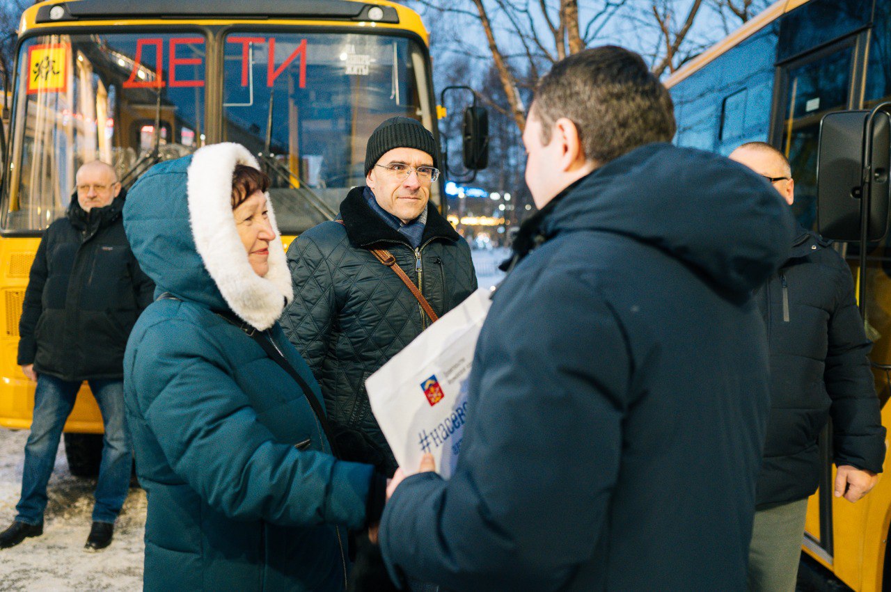 Губернатор Мурманской области передал руководителям муниципалитетов ключи от новых школьных автобусов   21 единица транспорта поступит в образовательные учреждения Кандалакшского, Кольского, Терского, Ловозерского районов, Ковдорского округа, Мончегорска, Мурманска, Оленегорска, Полярных Зорь и Североморска.     Все автобусы отечественного производства. Они отвечают современным требованиям перевозки детей и оборудованы тахографом, аппаратурой ГЛОНАСС, маячками желтого или оранжевого цвета.