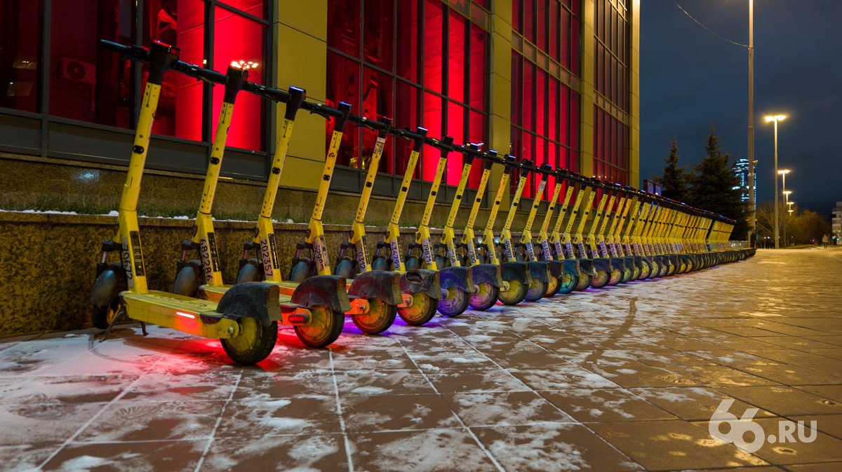 Запрещать электросамокаты в Екатеринбурге не будут но их движение ограничат в центре Против полного запрета выступил губернатор Денис Паслер Вместо такого радикального подхода глава региона предложил запретить кикшеринг в наиболее людных местах Например на набережной Вайнера и других центральных улицах Город он для жителей в первую очередь Если это опасно почему бы на каких то участках и не ограничивать полностью заявил Паслер Против нерациональных ограничений сервисов проката ранее выступил Минтранс В ведомстве считают что вместо запретов регионы должны создавать условия для безопасного и комфортного использования самокатов   Новости из Екатеринбурга