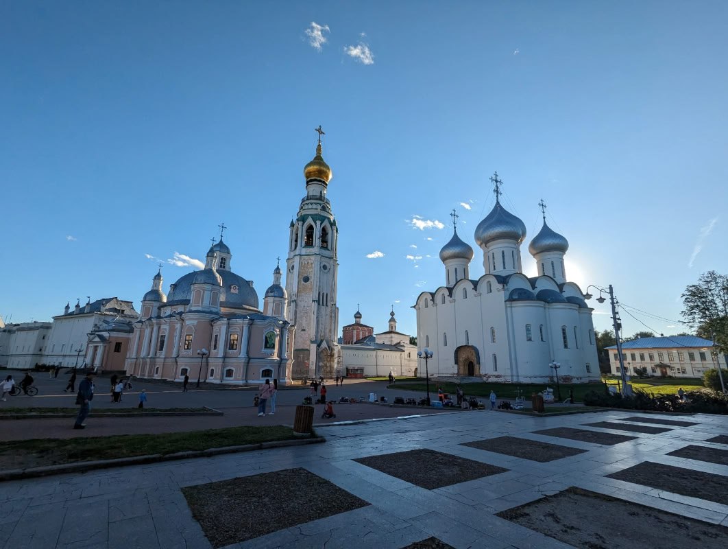 В Вологде началась масштабная реконструкция Кремлевской площади Соответствующие договоренности были достигнуты во время «Дней Вологодской области в Китае». «В этом году совместно с компанией «ФосАгро», нашим стратегическим партнером, реконструируем и благоустроим сердце областной столицы – площадь Вологодского Кремля. Это пример эффективного и справедливого государственно-частного партнерства, когда бизнес осознает свою социальную ответственность. Ценим честность, надежность и ответственный подход к поддержке наших инициатив по развитию Вологодской области», – сказал Губернатор Вологодской области Георгий Филимонов. С мая по июнь специалисты заменят старые подземные инженерные коммуникации на Кремлёвской площади. Затем проведут благоустройство: заменят покрытие, озеленят территорию, установят декоративное освещение и малые архитектурные формы ярмарочные палатки, скамейки, клумбы . Главным украшением и началом площади Вологодского Кремля станет памятник Ивану Грозному. Его установят со стороны проспекта Победы, взор царя будет обращен к Софийскому собору и Воскресенскому кафедральному собору. Напомним, в прошлом году Правительство Вологодской области совместно с компанией «ФосАгро» открыло бесплатные зимние катки в Череповце и Вологде, организовало поездку Молодежного хора Череповецкой епархии в Италию, чтобы на международном уровне достойно представить великую культуру Русского Севера. К 250-летию Череповца в сотрудничестве с «ФосАгро» будет также капитально отремонтирован «Дворец химиков». Правительство Вологодской области