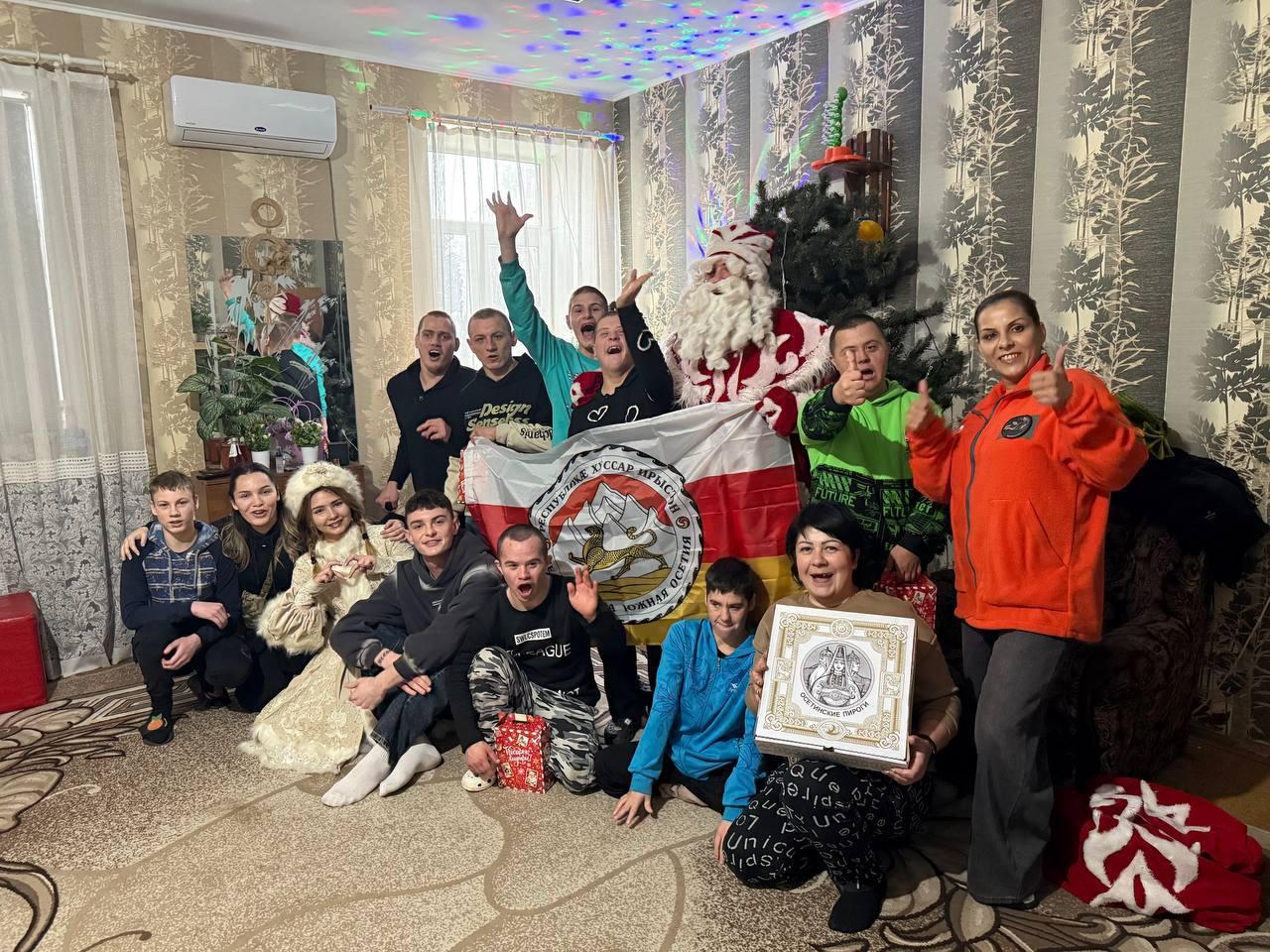 Северная Осетия поздравила воспитанников детских домов Черниговского района с наступающим Новым годом Представители Моздокского муниципального штаба МыВместе и Моздокского местного отделения Партии Единая Россия посетили детские дома Черниговского района чтобы поздравить детей с наступающим Новым годом и устроить для них настоящий праздник Для ребят подготовили праздничную программу с участием Деда Мороза и Снегурочки а также вручили новогодние подарки Кроме того делегация из Северной Осетии познакомила местных жителей с культурой родного края Гостям представили национальную кухню и привезли традиционное осетинское блюдо осетинские пироги