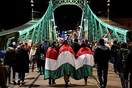 Словакия и Венгрия заблокировали декларацию ЕС о демократии Венгрия и Словакия не поддержали предложение Польши об укреплении демократической устойчивости. Под ним понимается усиление роли неправительственных организаций, заявил венгерский министр по делам ЕС Янош Бока, цитирует его агентство MTI. «Словакия и Венгрия не поддержали предложение, выдвинутое польским председательством в Совете ЕС, об укреплении демократической устойчивости в Европе», — отметил он. По его словам, «текст размывает, с одной стороны, позицию конституционных институтов и гражданских организаций и, с другой стороны, место политических партий в демократическом обществе». Бока также добавил, что Венгрия хотела бы усилить прозрачность европейского финансирования для НПО, так как Будапешт не понимает позицию по поводу места гражданских организаций в демократическом обществе. Ранее в МИД Венгрии заявили, что политика ЕС по Украине провалилась.