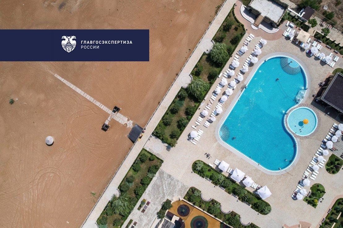 Проект инженерных сетей Каспийского курорта прошел Главгосэкспертизу Всесезонный туристско рекреационный комплекс ВТРК Каспийский прибрежный кластер строят в Дербентском районе Дагестана Все этапы проекта рассматривает Главгосэкспертиза России На территории будущего морского курорта предстоит проложить более 40 км сетей электроснабжения построить более 50 км веток водопровода и водоотведения подвести 9 км газопровода и сети связи возвести трансформаторные подстанции насосные и канализационные станции Особенное внимание уделено системам очистки воды Проектирование очистных сооружений является важной частью любого строительства особенно в регионах с уникальными природными условиями Очистные сооружения играют ключевую роль в защите окружающей среды и обеспечении экологической устойчивости и безопасности курорта сказал Александр Малахов главный эксперт Главгосэкспертизы России Ранее в этом году Главгосэкспертиза одобрила проекты по строительству многофункционального центра и дорожной инфраструктуры курорта Возведение МФЦ уже началось ведутся подготовительные работы по строительству дорог Проект Каспийский прибрежный кластер в Дербентском районе Республики Дагестан создается по поручению Президента РФ Будущий морской курорт станет частью масштабного проекта Пять морей и озеро Байкал это совместный проект Правительства республики и Кавказ РФ при координации Минэкономразвития России Ожидается что к 2030 году морской курорт на Каспийском море сможет принимать до 700 тысяч человек в год Кавказ РФ Подписывайтесь на канал Главгосэкспертизы России в MAX