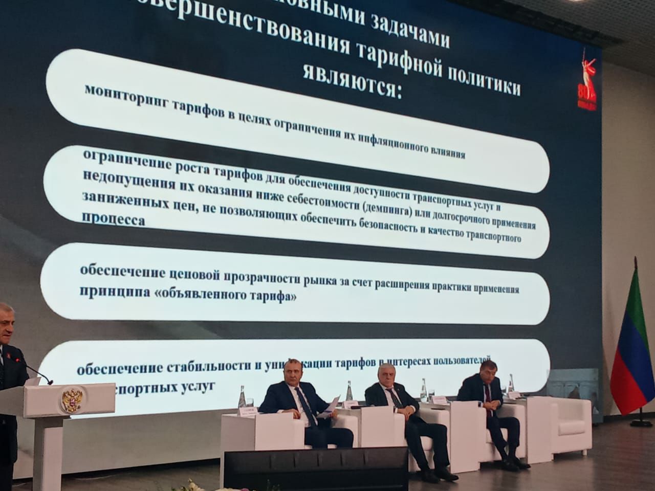 По словам вице-премьера Ризвана Газимагомедова, в Дагестане сейчас действует 620 маршрутов пассажироперевозок, на которых работают 3000 автобусов малого, среднего и большого класса. Для улучшения обслуживания внедряются безналичная оплата проезда и современные навигационные системы.