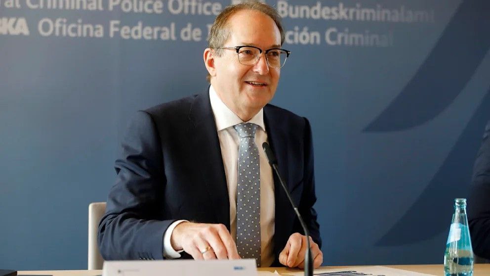 Наш перелом в миграционной политике работает В Германии резко упало число запросов на убежище Согласно новым данным за октябрь число первичных заявлений на убежище в Германии в прошлом месяце составило 8823 что на 55 меньше чем в октябре 2024 года Похожее снижение на 49 6 наблюдалось в сравнении с сентябрём прошлого года Наш перелом в миграционной политике работает Мы значительно снизили притягивающие факторы Германии стимулирующие нелегальную миграцию сказал министр внутренних дел Александр Добриндт Добриндт также планирует увеличение числа депортаций Недавно он объявил что депортации в Сирию могут затронуть не только опасных лиц и преступников но и молодых беженцев с отклонёнными заявлениями BILD Russian