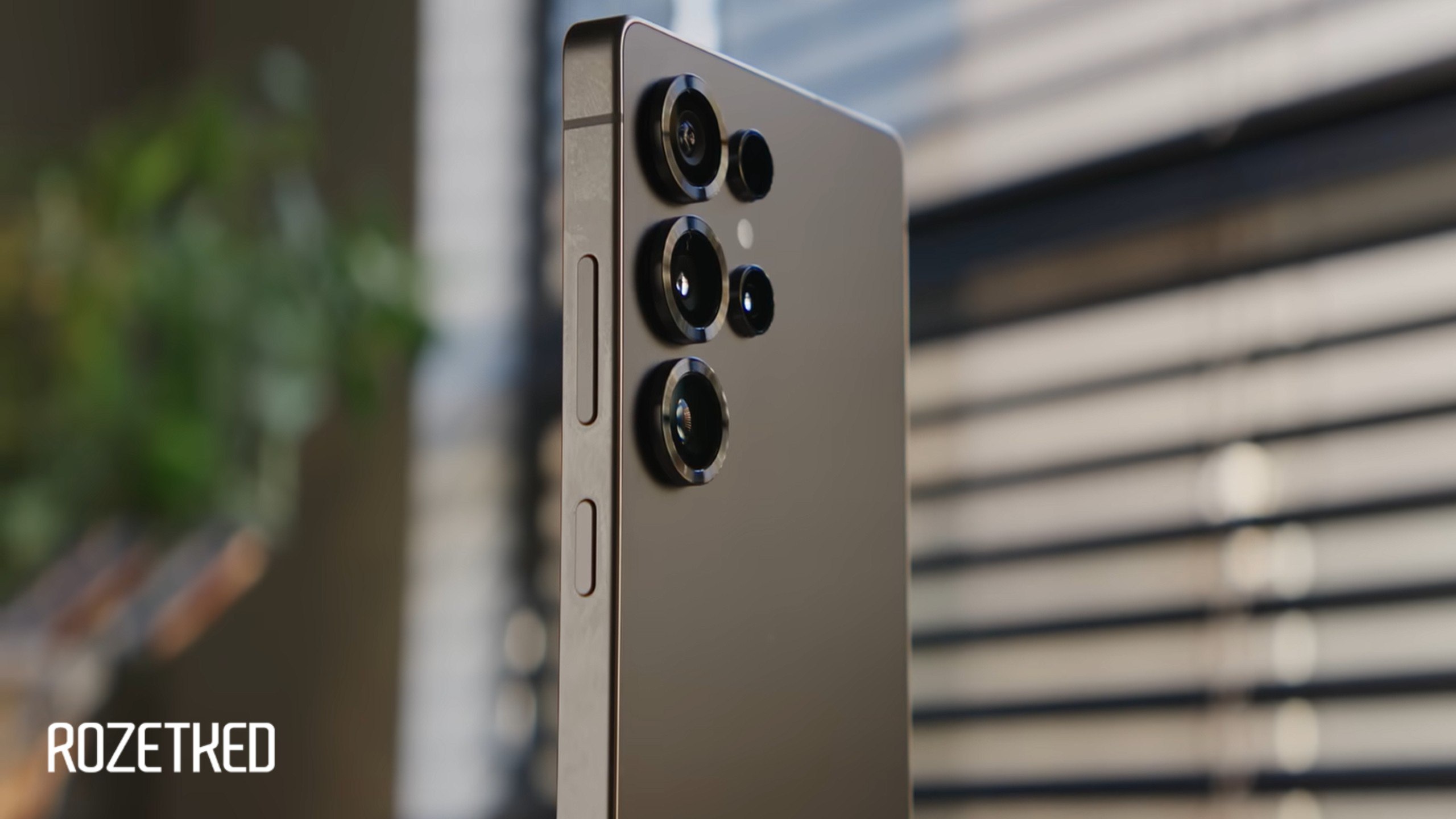 Samsung отказывается продавать память Samsung Сообщается что полупроводниковое подразделение Samsung не хочет заключать долгосрочных контрактов на поставку памяти с другой Samsung которая выпускает смартфоны и планшеты Это происходит из за бушующего на фоне ИИ лихорадки кризиса который заставил Samsung переориентироваться на другие продукты вроде HBM памяти Также стало известно что стоимость 12 ГБ памяти LPDDR5X выросла с 33 до 70 долларов а стоимость чипсетов на четверть что может привести к подорожанию линейки Galaxy S26 и других продуктов Rozetked Plus