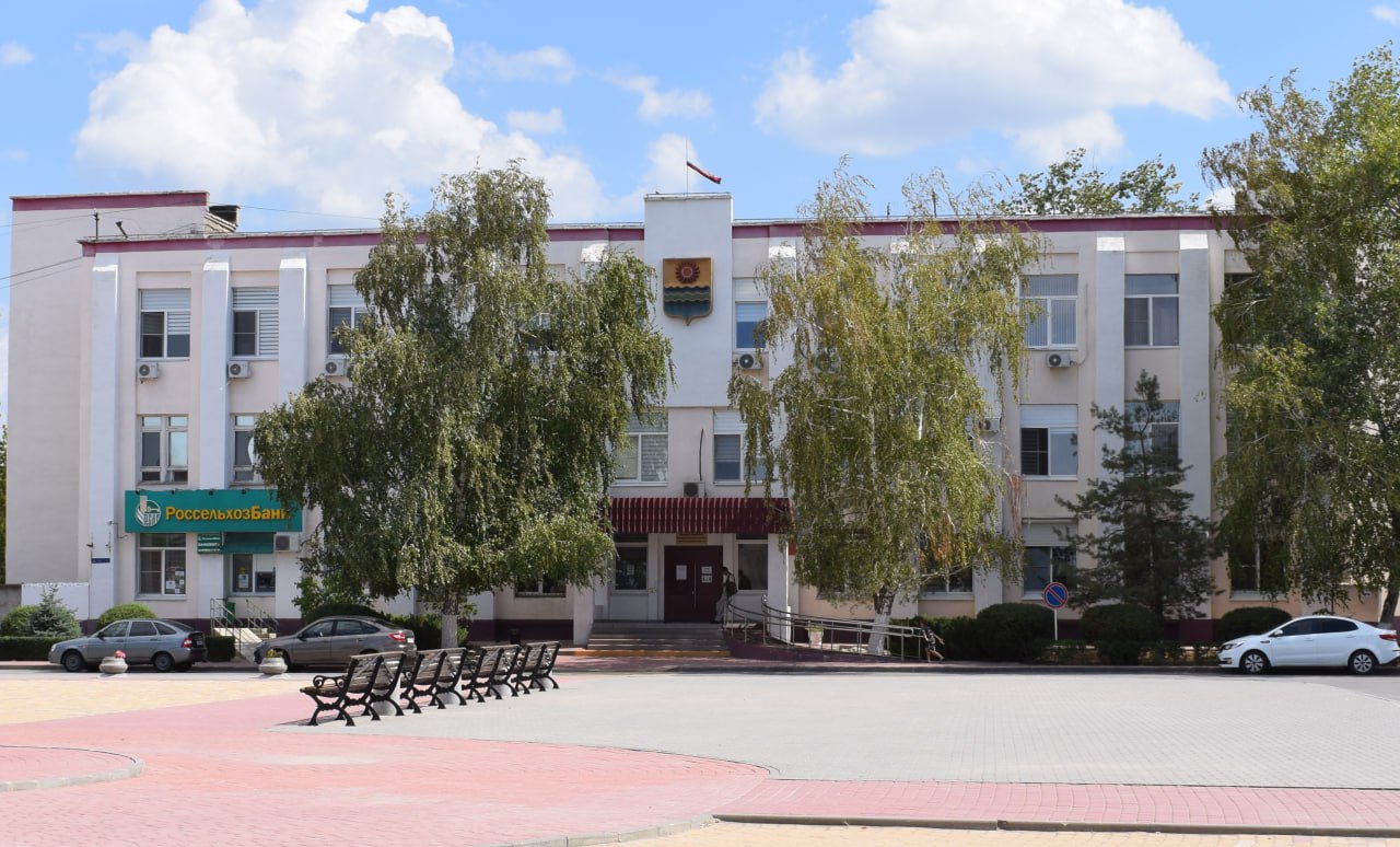 В администрации Среднеахтубинского района состоялось заседание комиссии по предупреждению и ликвидации чрезвычайных ситуаций и обеспечению пожарной безопасности. Госинспектор отдела надзорной деятельности ознакомил членов комиссии со статистикой пожаров в районе и их последствиями, а также рассказал о мерах, направленных на профилактику и предотвращение возгораний и гибели людей. По итогам заседания приняты решения об усилении контроля за выполнением комплекса мероприятий по безопасности граждан, информировании о текущей обстановке и действиях в условиях теракта или чрезвычайной ситуации, оперативном взаимодействии служб, задействованных в предотвращении и ликвидации ЧС. Напомню жителям, что со 2 июня текущего года в связи с ухудшением пожароопасной ситуации в области был введен особый противопожарный режим. Введен запрет на посещение лесов, разведение костров и розжиг мусора. За нарушение противопожарного режима грозят солидные штрафы до 50 тысяч рублей, юридическим лицам – до 800 тысяч рублей.