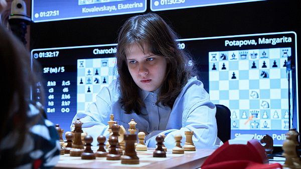 В подарок а а а автомобиль Анна Шухман из Оренбурга стала самой юной чемпионкой России по шахматам 16 летняя оренбурженка Анна Шухман стала самой молодой в истории чемпионкой России по шахматам Накануне в Центральном доме шахматиста имени М М Ботвинника в Москве состоялся заключительный 11 й тур Суперфиналов чемпионатов России среди мужчин и женщин Спортсменка из Оренбурга Анна Шухман белыми обыграла Лею Гарифуллину и опередила ее турнирной таблице набрав 7 очков На церемонии закрытия президент Федерации шахмат России Андрей Филатов поздравил чемпионов и призеров Анне Шухман вручили денежный сертификат и ключи от автомобиля LADA Вести Оренбуржья в МАХ Читайте где удобно gtrkorenburg