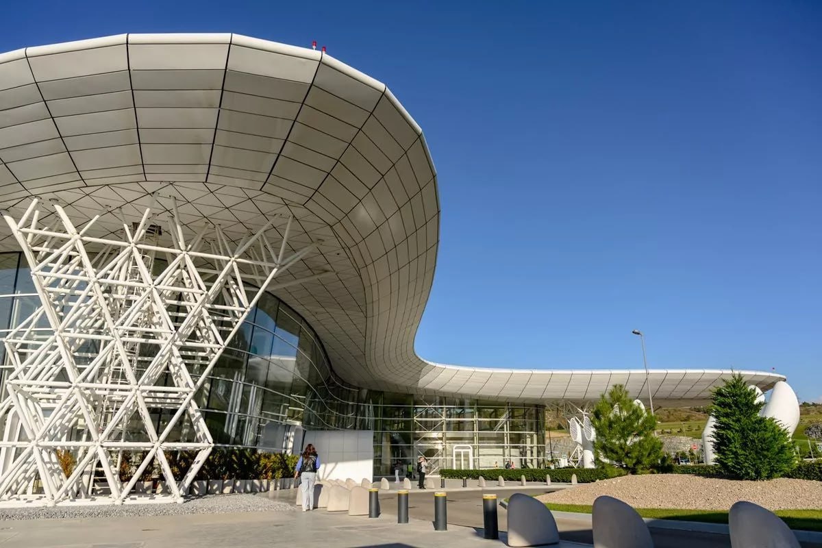 Около рейсов задерживается в аэропортах Кубани из за погодных условий и угрозы БПЛА Особенно сложная ситуация в аэропорту Сочи около 30 рейсов не смогут вылететь вовремя а примерно 40 самолётов задерживаются с прилётом В Краснодаре из за ограничений задержаны 25 рейсов а в Геленджике один Пассажирам советуют проверять расписание на онлайн табло Кубанские Новости Мы в MAX