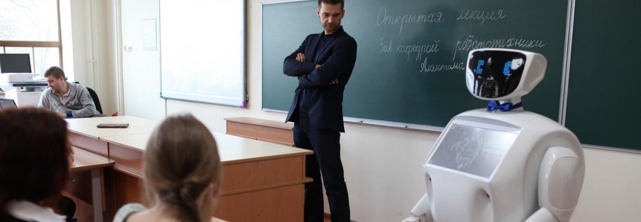 В Кыргызстане для учителей запустят курс по искусственному интеллекту  Он даст педагогам базовое понимание принципов работы ИИ, его возможностей и ограничений.  "Мы верим, что через учителей дети научатся правильно использовать искусственный интеллект: осознанно, эффективно и с уважением к себе и окружающим",  — рассказала замглавы Минпросвещения.  Ведомство уже активно применяет ИИ для анализа больших данных. Это позволяет выявлять проблемы и заранее принимать решения — например, по числу новорождённых прогнозировать, где в будущем потребуются новые школы.