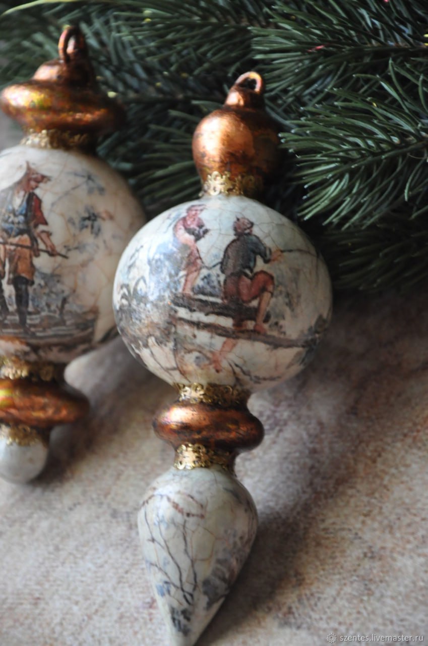 В первой половине декабря 2025 го продажи новогодних украшений не показали высокого роста По данным Платформы ОФД реализация в рознице подарочных корзин и мишуры увеличилась всего на 6 год к году гирлянд на 5 искусственных елок на 4 На протяжении двух лет проблемой остается погода считают аналитики компании При этом по данным Платформы ОФД праздничный ассортимент появился в магазинах и онлайн каналах значительно раньше чем в предыдущем сезоне В Metro продажи новогодних украшений с начала октября до середины декабря выросли на 11 год к году сообщили в сети Маркетплейсы отмечают более высокие темпы роста продаж новогодней атрибутики С 1 по 21 декабря продажи елочных украшений на Wildberries выросли на 36 мишуры на 22 елок на 27 За этот же период в Ozon спрос на украшения к Новому году увеличился в 1 6 раза год к году Наибольшей популярностью пользовались украшения на елку штучный спрос на них вырос в 1 7 раза