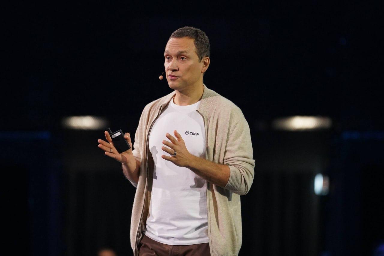 Развивать жилищное строительство нужно дифференцированно с учётом различия конкретных регионов и потребностей их жителей потому что универсальные подходы больше не работают Об этом заявил зампред правления Сбера Тарас Скворцов на Domclick Digital Forum По данным СберИндекса часть субъектов нуждается в росте нового и арендного жилья другим регионам важнее реновация и поддержка ИЖС при этом ключевым ориентиром для покупателей становится не метраж а качество жизни и инфраструктура Однако снижение доступности жилья привело к тому что улучшение жилищных условий теперь редко означает увеличение площади отметил топ менеджер banksta