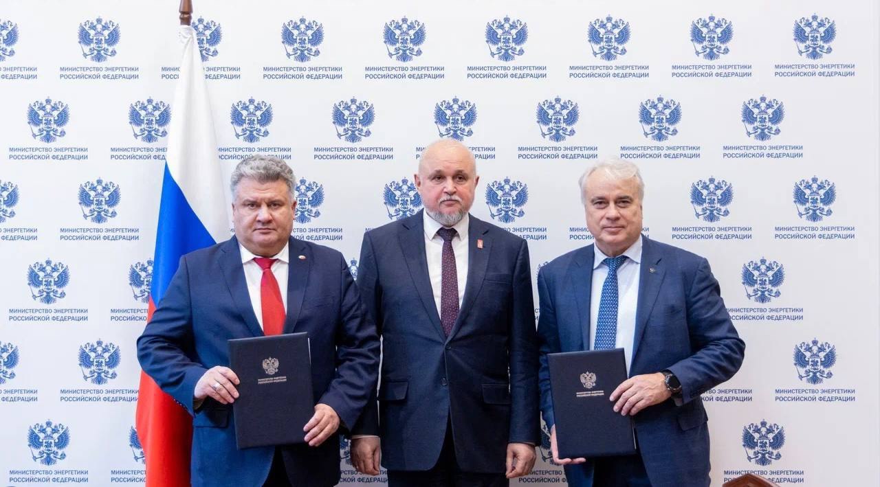 Министерство энергетики Российской Федерации VK В Минэнерго состоялась церемония подписания соглашения межу профсоюзами и работодателями нефтегазовой отрасли В присутствии Сергея Цивилева прошла церемония подписания дополнительного соглашения о продлении Отраслевого соглашения по организациям нефтяной газовой отраслей промышленности и строительства на 2023 2025 годы Документ продляет соглашение срок действия которого истекает 31 декабря 2025 года на еще одну трехлетку до 2028 года Свои подписи под документом поставили президент Общероссийского отраслевого объединения работодателей нефтяной и газовой промышленности первый заместитель председателя Комитета Государственной Думы по энергетике Павел Завальный и председатель Нефтегазстройпрофсоюза России Александр Корчагин Подписанное соглашение закладывает основы для конструктивного социального диалога между работниками и работодателями Его положения направлены на поддержание социальной стабильности трудовой дисциплины и высокой