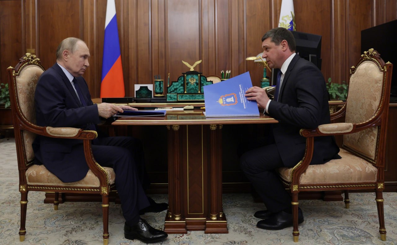 Кто самым внимательным образом следит за ходом Президентской программы газификации? Конечно же, в первую очередь – сам Президент!    На встрече Владимира Путина с врио губернатора Тамбовской области Евгением Первышовым обсуждались, в частности, и вопросы обеспечения региона газом.   Надо сказать, что в этой сфере Тамбов уверенно занимает лидирующие позиции. И по исполнению заключенных договоров, и по мерам социальной поддержки регион – один из лучших стране.    Как сообщил Евгений Первышов, в области практически завершена газификация населенных пунктов, полностью этот вопрос будет закрыт до 2030 года. Из заключенных договоров на догазификацию до границ участков исполнено 95%. В следующем году планируется завершить газификацию всех социальных объектов: школ, детских садов и так далее.   На встрече также обсуждалась возможность создания в области свободной экономической зоны. На прошедшем недавно Петербургском международном экономическом форуме уже был подписан ряд соглашений с будущими инвесторами. Владимир Путин поддержал эту идею. А значит, вполне возможно, что в ближайшем будущем в области появятся новые проекты по подключению к газу промышленных предприятий.     Ведь газ – один из главных главных источников энергии для всей российской экономики!     !  #газификация #догазификация #тамбовская_область