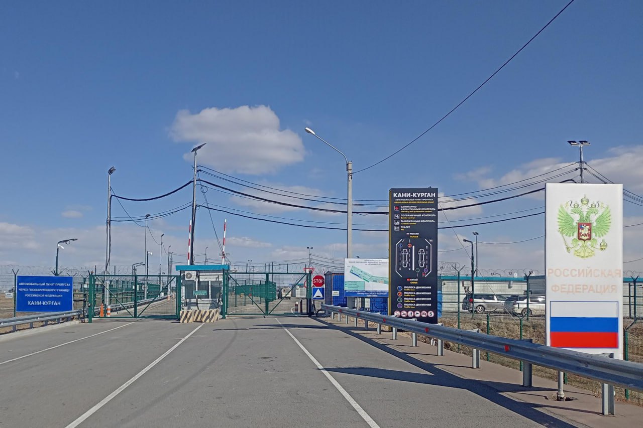 Через мост Благовещенск Хэйхэ в 2025 году проехали 70 тысяч машин Грузовики на границе с Китаем идут без остановки Через МАПП Кани Курган за 10 месяцев оформили почти 70 тысяч машин на треть больше чем год назад В среднем ежедневно проходят 230 грузовиков а в пиковые дни почти 400 Чтобы машины не простаивали в очередях часть процедур перенесли на логистический терминал а таможня работает круглосуточно Основной поток в Россию спецтехника оборудование и автозапчасти в Китай соевое масло пиломатериалы и сухое молоко Новый пункт пропуска уже готов больше чем на 80 процентов Внутри делают отделку снаружи благоустраивают территорию Этот участок связан с мостом Благовещенск Хэйхэ построенным без бюджетных средств Грузовое движение здесь началось в июне 2022 года пассажирское планируют запустить в ближайшие месяцы Когда новый пункт заработает полностью через мост смогут проходить до 850 грузовиков и 5 5 тысячи человек в сутки Этот участок границы постепенно превращается в международный логистический хаб