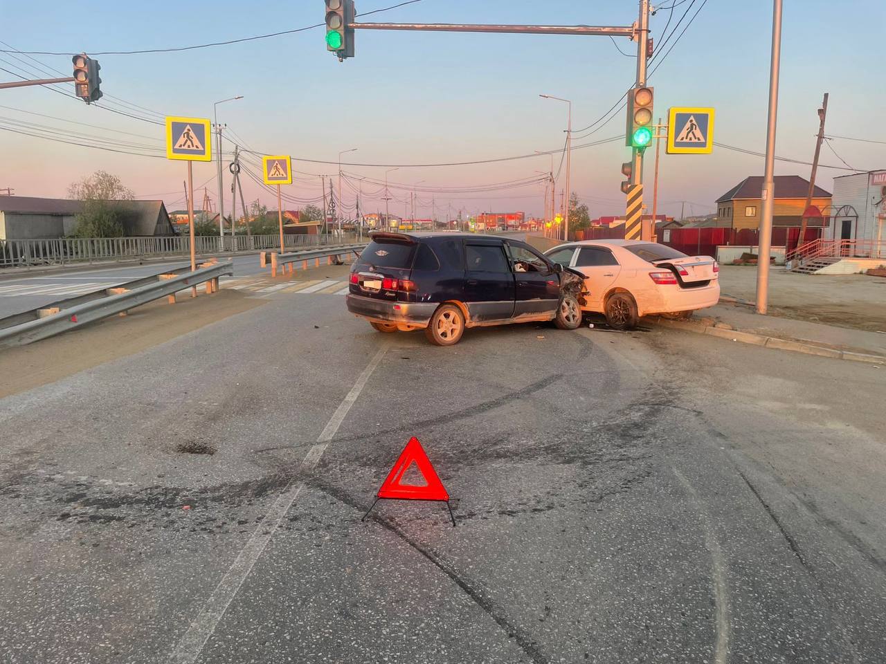 #СводкаДТП 10 июня на территории г. Якутска зарегистрировано 9 автоаварий, где получили травмы двое человек. Около 3 часов ночи в дежурную группу Госавтоинспекции поступило сообщение о столкновении двух автомобилей на РАД «Нам». Прибывшими на место происшествия сотрудниками Госавтоинспекции предварительно было установлено, что возле дома №20 ул. Строда46-летний водитель автомобиля «Toyota Ipsum» при развороте, нарушив очередность проезда, совершил столкновение с автомобилем «Toyota Premio» под управлением 30-летнего водителя. В результате автоаварии оба водителя получили травмы различной степени тяжести. Было установлено, что водитель автомобиля «Toyota Ipsum» имеет признаки алкогольного опьянения, результат проведенного освидетельствования составил – 1,08 мг/л в выдыхаемом воздухе. В отношении правонарушителя составлен административный материал по ч.1 ст.12.8 КоАП РФ. По данному факту проводится проверка.