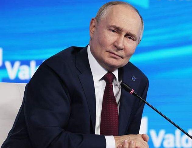 Путин Повышение НДС даст возможность удержать экономику и создать задел на будущее Дефицит бюджета РФ в 2025 году запланирован на уровне 2 6 ВВП в 2026 году 1 6 Высококвалифицированные специалисты в России должны получать более высокую зарплату Путин выразил надежду что высокая ключевая ставка не заморозит экономику России Россия была вынуждена пожертвовать рекордными темпами роста экономики ради макроэкономической стабильности Важно чтобы в России не выросли масштабы теневой экономики Мы должны поддерживать людей с небольшими доходами которые потребляют продукты производящиеся на внутреннем рынке Россия прошла очень сложный этап в экономике и может двигаться дальше У России относительно небольшой госдолг и дефицит бюджета Новости Дня