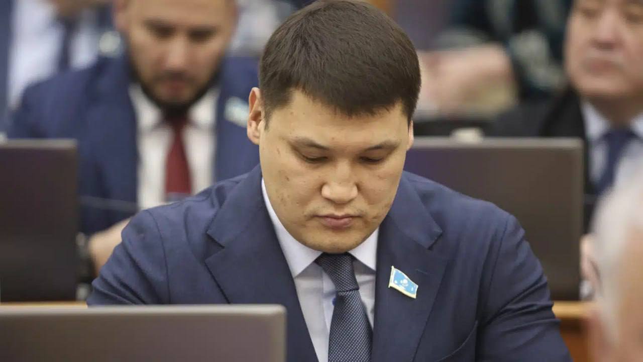 В Берденова стреляли из ревности, признался нападавший  Подсудимый Ернар Жиембай заявил, что стрелял из охотничьего ружья, чтобы напугать, а не убить. Он не согласен с обвинением в покушении на убийство.  «Я сожалею, причиной была ревность. Это моя совесть и честь. Работа тут ни при чем», — сказал он.  Ранее прокурор говорил, что мотивом могло стать то, что Жиембай подслушал разговор о своем увольнении   Курсив .