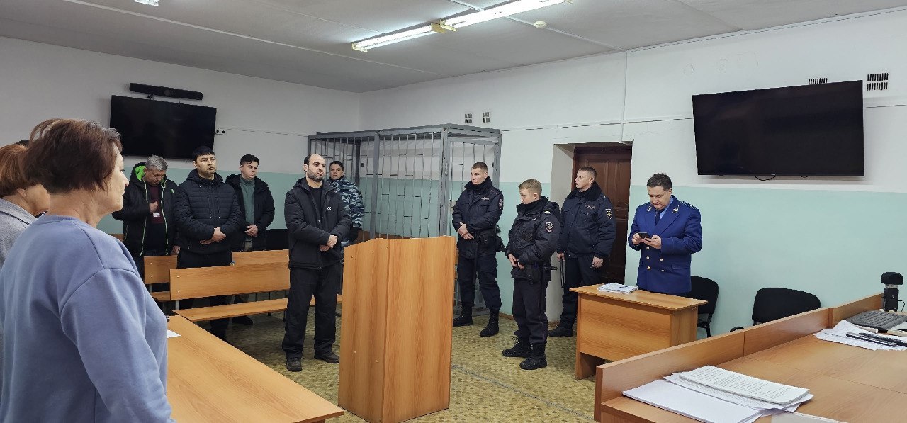 Серовские рабовладельцы отправились в колонию за эксплуатацию мигрантов Шесть лет на серовском полигоне ТБО работала тенeвая схема с мигрантами Организатором оказался бывший начальник полигона Александр Шелепов Вместе с сыном и двумя подельниками он вербовал граждан Таджикистана оформлял им фиктивную регистрацию в Екатеринбурге селил в Серове и заставлял работать без документов Людей скрывали от проверок селили в доме одного из фигурантов а прибыль шла от сортировки и продажи вторсырья Всё это время речь шла о наживе за счёт дешёвой и бесправной рабочей силы организатор получил 2 года 4 месяца строгого режима его сообщники по 1 году 6 месяцев общего режима Всех четверых взяли под стражу в зале суда Дополнительно с них взыскали от 63 до 149 тысяч рублей за расходы на госзащиту и переводчиков эксплуатация людей ради прибыли отдельный уровень цинизма Срок нужен выше справедливый приговор что будет с самими мигрантами Подписаться на 4 канал Мы в MAX