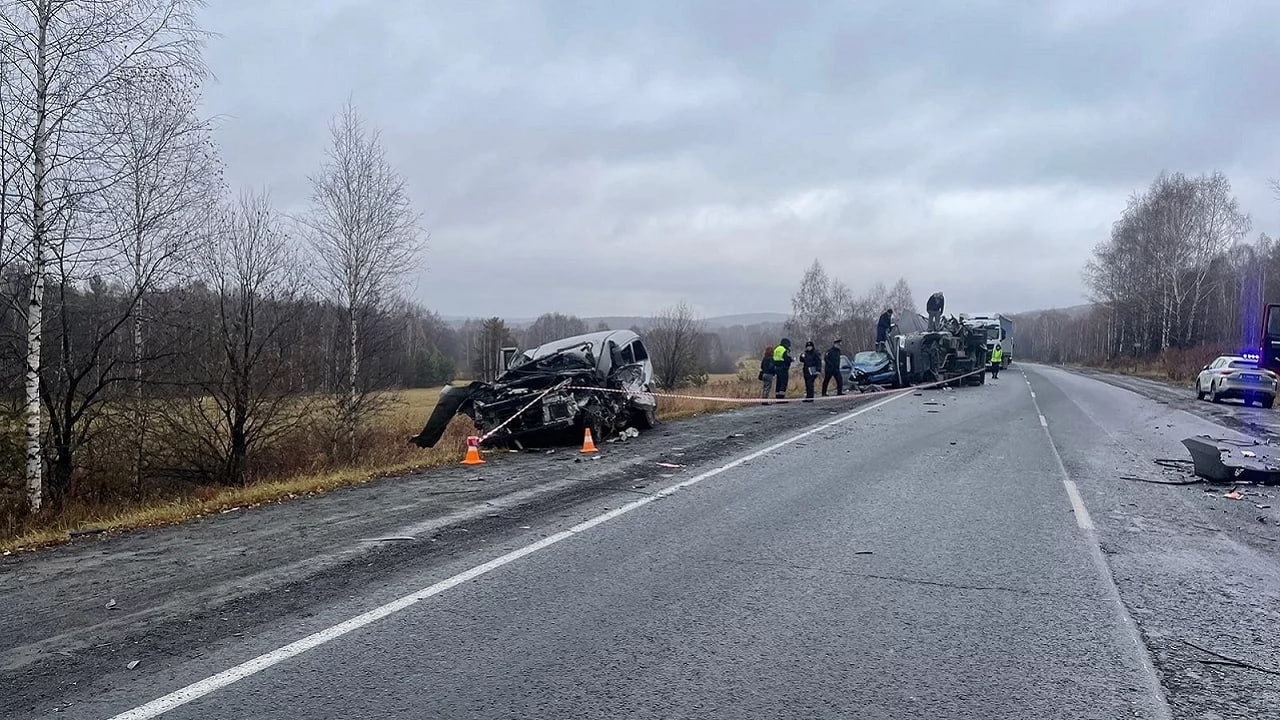 В массовом  ДТП на трассе М5 в Челябинской области пострадали 3 человека    Авария случилось днем в Саткинском районе. Иномарка Hyundai, по предварительной информации, во время обгона столкнулась со встречным фургоном "Газель", а затем врезалась в большегруз MAN. При этом "Газель" после удара развернуло на 180 градусов, она в итоге упала на еще один проезжавший мимо автомобиль – "Ладу Калину".    Известно, что в результате аварии травмы получили водитель и пассажирка Hyundai – их доставили в больницу. Также пострадал и мужчина, находившийся за рулем "Лады".    На месте происшествия работают сотрудники ДПС, они организовали на участке реверсивное движение.    Фото: Управление Госавтоинспекции по Челябинской области    Вести Южный Урал   Челябинск