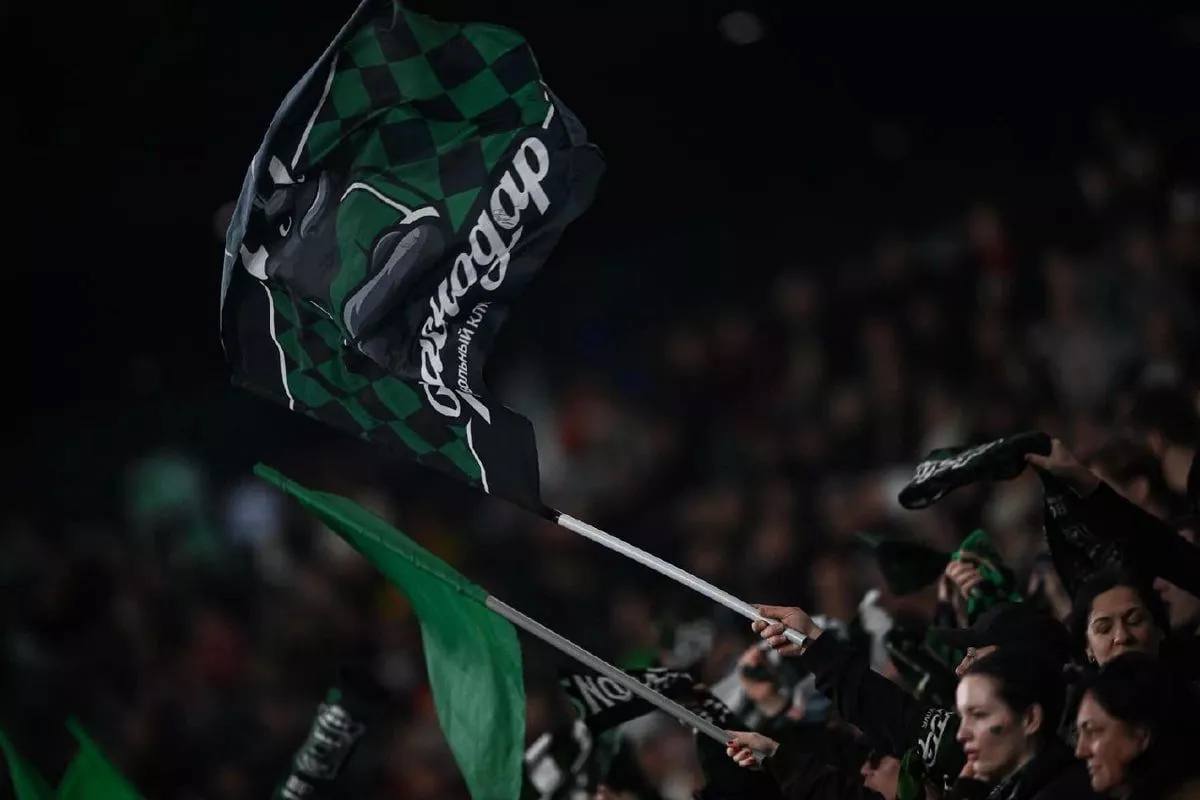 ФК Краснодар признан самой результативной командой РПЛ конца 2025 года В ноябре и декабре Краснодар показал впечатляющую игру и стал самой результативной командой РПЛ За два месяца команда заработала 14 опасных ударов после угловых и продемонстрировала высокий уровень атакующей игры Быки набрали 11 очков забили 12 голов и пропустили 5 мячей За этот период футболисты нанесли 28 ударов в створ заработали 90 фолов Главный тренер Мурад Мусаев второй месяц подряд признан лучшим тренером лиги А лучшим игроком ноября декабря стал полузащитник Краснодара Эдуард Сперцян Кубанские Новости Мы в MAX