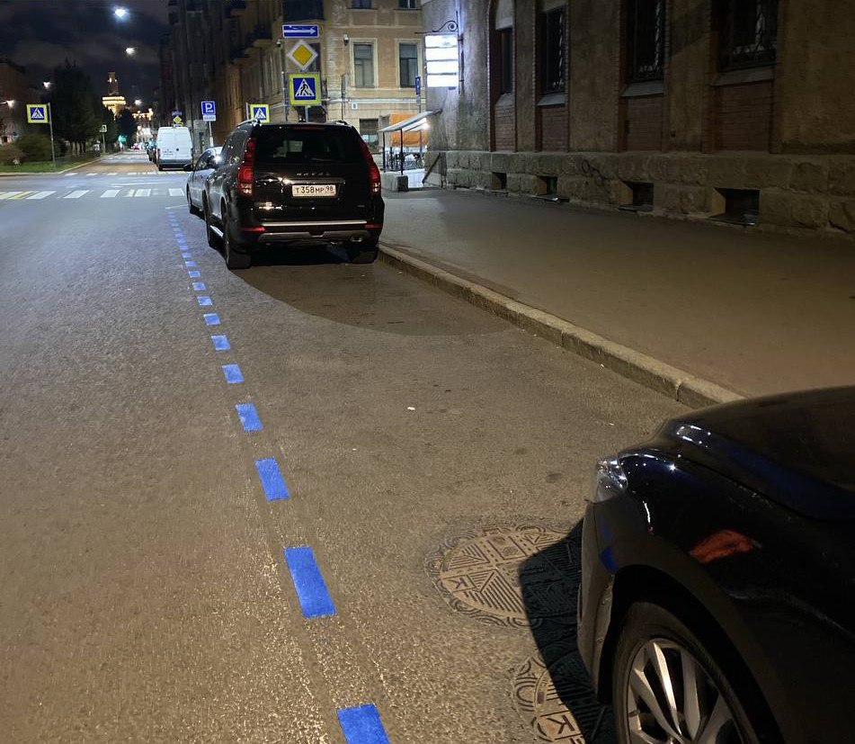 Число автомобилей в центре Петербурга после введения новых тарифов сократилось на четверть Общее число припаркованных автомобилей в центре Санкт Петербурга с момента ввода дифференцированной системы тарифов на парковку 15 октября снизилось на 25 за месяц до изменений там совершили 4 4 млн транзакций по оплате а за месяц после 3 3 млн Об этом сообщила пресс служба комитета по транспорту Петербурга Число фотофактов зафиксированных мобильными комплексами в зоне ЕГПП в течение месяца до начала работы новых тарифов в зоне платной парковки зафиксированы 17 4 млн фотофактов после 14 3 млн фотофактов Снижение 18 говорится в сообщении За месяц до повышения стоимости тарифов в автоматическом режиме зафиксировано 66 900 фактов размещения транспорта без оплаты а после 46 490 таких фактов Таким образом за этот месяц количество нарушений сократилось более чем на 30   В комитете подчеркнули что представленные данные результатов введения дифференцированных тарифов предварительные Более детальная аналитика будет произведена до конца декабря 2025 г t me transportniytseh Подпишитесь на Ведомости Северо Запад