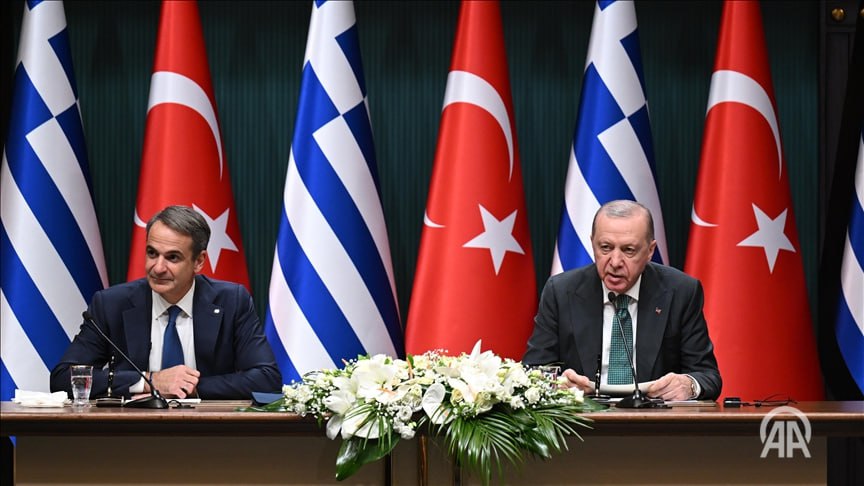 Президент Турции Реджеп Тайип Эрдоган выступил на совместной пресс конференции с премьер министром Греции Кириакосом Мицотакисом Мы продолжаем усилия для достижения нашей цели по увеличению двустороннего товарооборота с Грецией объем которого в прошлом году достиг почти 7 миллиардов долларов до 10 миллиардов долларов На наших переговорах с премьер министром Мицотакисом мы вновь открыто и искренне обсудили наши позиции по Эгейскому морю и Восточному Средиземноморью Проблемы по Эгейскому морю и Восточному Средиземноморью сложны но разрешимы в рамках международного права Я убедился что что мы с моим другом Кириакосом сходимся во мнениях по этому вопросу Нам необходимо действовать с чувством исторической ответственности касательно меньшинств которые составляют гуманитарный аспект наших отношений с Грецией Я довел до сведения Мицотакиса наши ожидани относительно полного обеспечения религиозных свобод и образовательных прав турецкого меньшинства в Западной Тракии