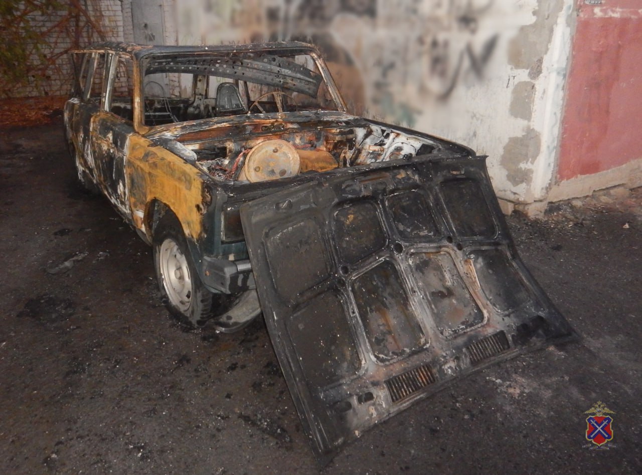 В Волгограде задержали мужчину поджёгшего два автомобиля В Краснооктябрьском районе Волгограда полицейские раскрыли два поджога машин ВАЗ 2104 и Лады Приоры Оперативники установили и задержали 40 летнего местного жителя ранее судимого По данным следствия он был пьян и проходя мимо незапертого автомобиля поджёг его бросив спичку на сиденье Через месяц мужчина таким же способом поджёг ещё одну машину у жилого дома Возбуждены уголовные дела по статье Умышленное уничтожение имущества Подозреваемому грозит до пяти лет лишения свободы Следствие намерено ходатайствовать о его заключении под стражу Наш канал в MAX          Подписаться