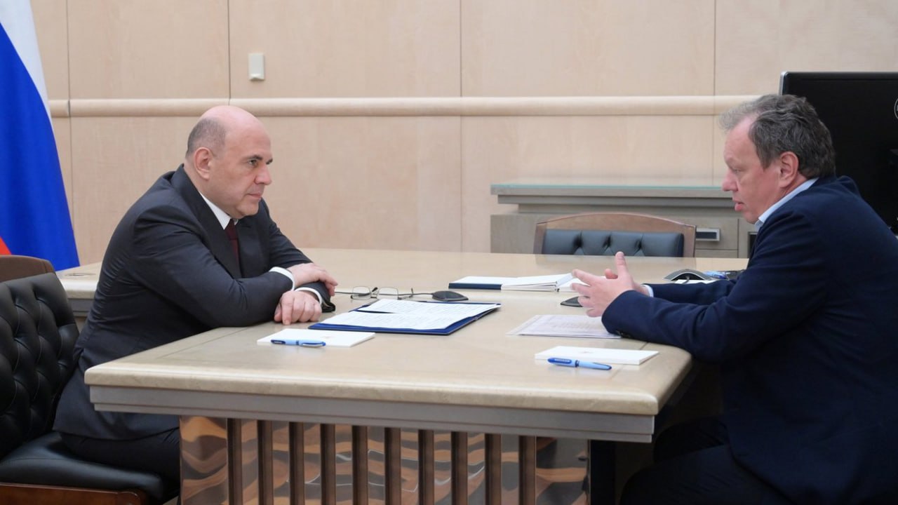 Директор челябинского завода рассказал премьеру Мишустину о новых машиностроительных разработках Глава правительства России встретился с руководителем ООО «ДСТ-Урал» Евгением Горелым. Евгений Горелый сказал, что еще 15 назад компания работала на импортных комплектующих. Тогда это были немецкие технологии. Но со временем пришло импортозамещение. «ДСТ-Урал» с 2027 года запустит общее решение для машиностроительной отрасли - универсальную электрическую трансмиссию в широком типоразмере – от 75 до 200 кВт. И она масштабирована». Что на это ответил премьер и о чем еще спрашивал – на сайте ЕАН.