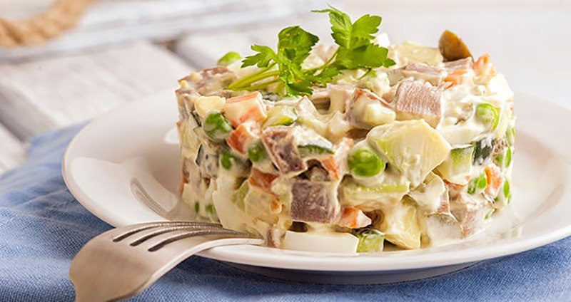 Врач предупредила о рисках отравления новогодними салатами Попытка доесть новогодние салаты спустя сутки после приготовления может привести к пищевым токсикоинфекциям передаёт Ura ru со ссылкой на научного сотрудника лаборатории иммунопатологии Института молекулярной медицины научно технологического парка биомедицины Сеченовского университета Ксению Рябову Особенно опасны салаты с майонезом которые быстро портятся при нестабильной температуре Риск увеличивается если салаты несколько раз достают из холодильника и возвращают обратно резкие перепады температуры способствуют размножению бактерий Врач также советует не переедать в праздники чтобы избежать негативных последствий для здоровья Астрахань 24 в МАХ