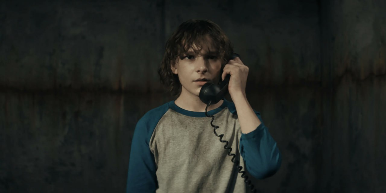 Хоррор Чёрный телефон 2 добрался до онлайн площадок Продолжение триллера по роману Джо Хилла сына Стивена Кинга теперь можно посмотреть в iTunes Amazon Prime и других цифровых сервисах Фильм вышел в онлайн спустя три недели после кинотеатральной премьеры и уже успел собрать около 100 млн при бюджете в 30 млн По сюжету подросток Финн снова сталкивается с похитителем детей на этот раз он пытается спасти свою сестру Гвен отправившись в заброшенный зимний лагерь В ролях Итан Хоук Мэйсон Темз и Анна Лори Постановщик Скотт Дерриксон режиссёр первого Доктора Стрэнджа Кино championatgaming Подписывайся на Чемп Play