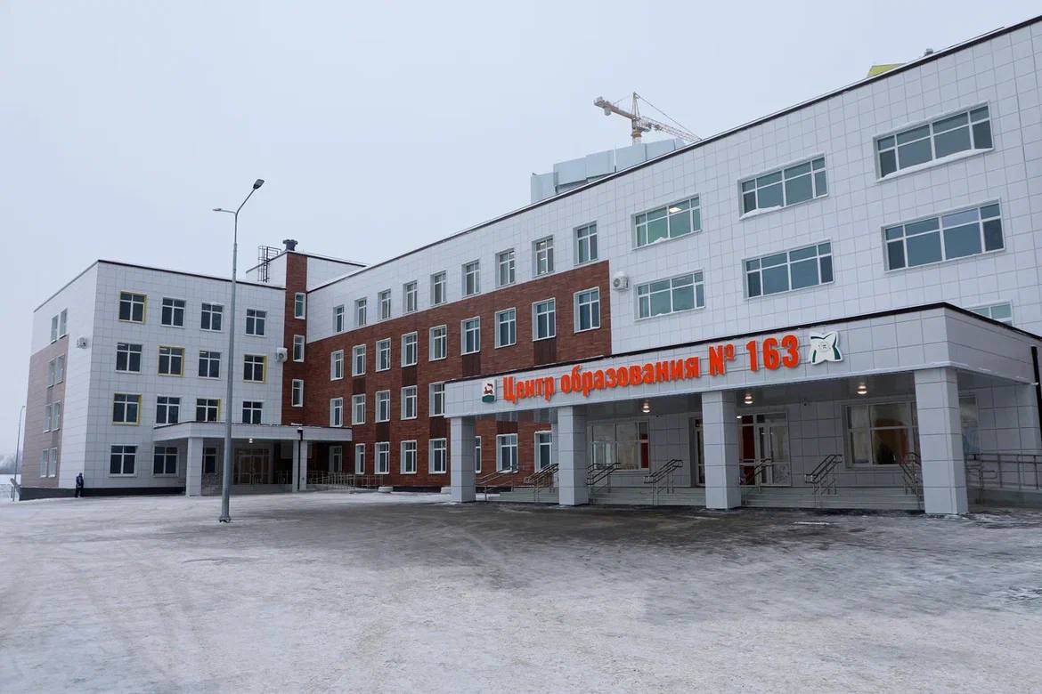 Центр образования 163 в Затоне Восточном наконец открылся Как сообщил мэр Уфы Ратмир Мавлиев первые ученики уже приступили к занятиям Уже сегодня здесь обучаются 585 ребят В ближайшее время школа будет работать в две смены на полную мощность  Обратная связь  Подписаться  Подписаться в MАХ