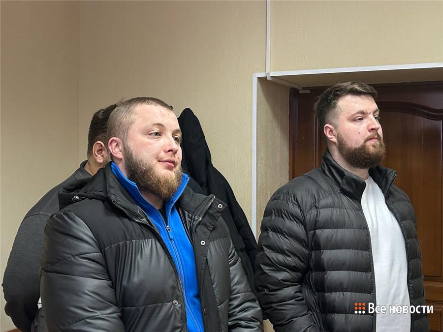 Тагилстроевский суд вынес приговор двум сотрудникам полиции, в служебном автомобиле которых погиб 44-летний задержанный Сергей Шамрин. Силовиков признали виновными в превышении должностных полномочий с применением насилия и причинением тяжких последствий  подпункты а, в, г части 3 статьи 286 УК РФ . Сержант Павел Горшков проведет 5 лет в колонии общего режима, лейтенант Максим Онучин — 4 года 11 месяцев. Их взяли под стражу в зале суда.  Трагедия произошла 29 января 2023 года. Супруги Юлия и Сергей Шамрины возвращались с кладбища, где глава семьи выпил коньяка. По пути домой он предложил заехать в Психиатрическую больницу и повидаться с другом. Пока Юлия парковала машину, муж отправился узнавать на КПП, как пройти в стационар. Там его задержали полицейские Павел Горшков и Максим Онучин, поскольку Шамрин был пьян.  Мужчину втиснули в отсек служебного «УАЗа» вниз головой. Когда патруль доехал до отдела полиции №17, задержанный уже не дышал. Вскрытие показало, что смерть наступила от перелома шейного отдела.