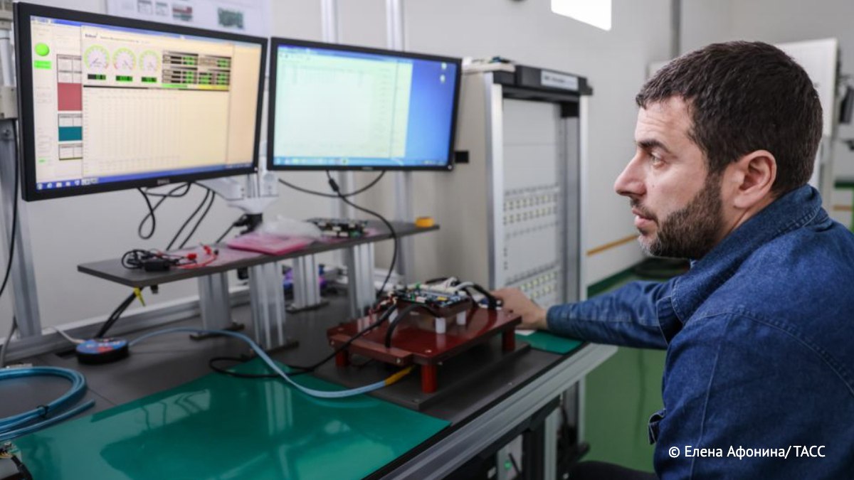 Разработан алгоритм повышающий скорость зарядки электробатарей Об сообщили в Сибирском федеральном университете Новый алгоритм предотвращает перегрев батарей и увеличивает срок их службы за счет постепенного снижения зарядного тока Подпишись на ТАСС Наука