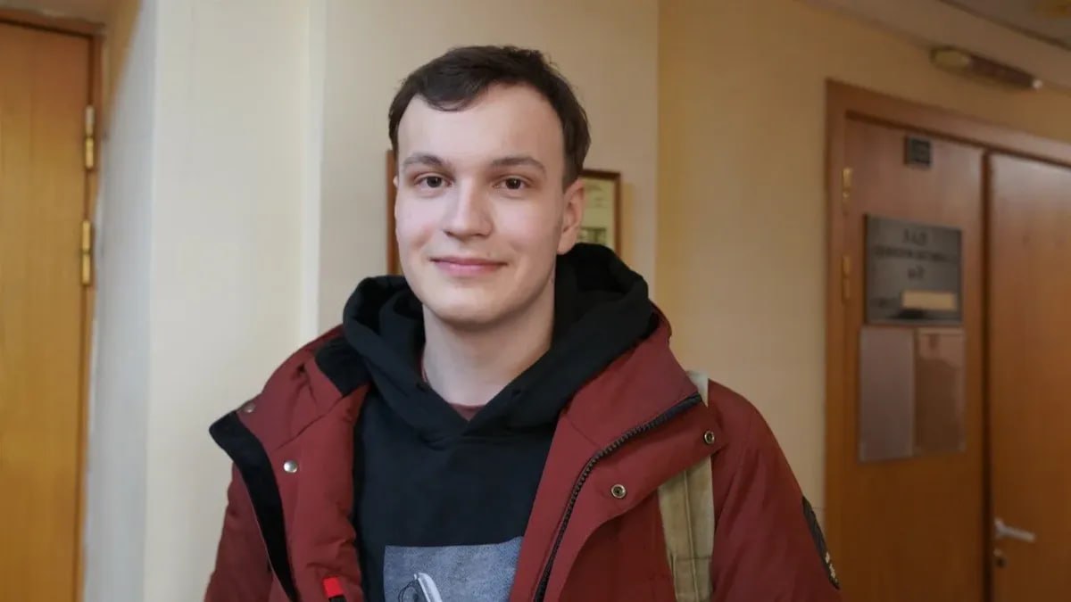 Студента-«троцкиста» отчислили из СПбГУ из-за акции «Наука мертва» — с манекеном на памятнике Уварову. Не дожидаясь решения суда о его причастности Студента второго курса СПбГУ Артема Пронько отчислили из-за нарушения устава университета, который требует «соблюдать законодательство РФ» и сам устав, узнала «Бумага» . В начале мая молодого человека оштрафовали на 20 тысяч рублей по статье об организации митинга — ему приписали акцию «Наука мертва», когда неизвестные 24 марта «повесили» фигуру богини Минервы на ногу памятника Сергею Уварову у главного здания СПбГУ. Пронько отрицал участие в акции, а анонимные активисты из организации «УРА» Управление по работе с администрацией , которые взяли на себя ответственность за организацию акции, заявили, что они с Артемом Пронько не знакомы. Решение суда, которое бы закрепило ответственность Пронько за организацию акции, на момент его отчисления еще даже не вступило в силу, о чем вуз был уведомлен, уточнила «Бумага». ↩ Напомним, анонимный источник РИА Новости приписывал Пронько участие в «коммунистической организации троцкистского толка» «Рабочая власть»: «Юные революционеры, едва достигшие восемнадцалетия, создали свою группу, при поддержке леворадикальной „Организации коммунистов-интернационалистов“, которая в свою очередь входит в международный союз с управленческим центром в Великобритании, возглавляемым троцкистским идеологом Аланом Вудсом». 15 мая у семерых участников движения прошли обыски в рамках уголовного дела о призывах к терроризму. Одного из них, студента СПбГУ Гарри Азаряна, арестовали. А скоро «Рабочая власть» объявила о самороспуске для защиты своих товарищей. В разговоре с журналистами активисты предположили, что в организацию внедрился осведомитель силовиков. О том, что известно об этом деле деле, и при чем здесь троцкисты — в начале мая рассказывала Наталья Шкуренок. Фото: Виктория Арефьева / MR7 Минюст включил в реестр иноагентов.