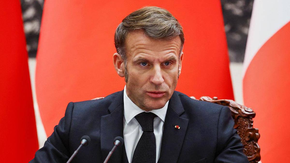 Евросоюз может в ближайшее время ввести жесткие меры против Китая включая пошлины на китайскую продукцию в случае отсутствия реакции Пекина на торговые разногласия заявил президент Франции Эмманюэль Макрон в интервью газете Echos Я сказал им китайцам что если они не отреагируют мы европейцы будем вынуждены в самом ближайшем будущем принять жесткие меры и выйти из сотрудничества как это сделали США например ввести пошлины на китайскую продукцию предупредил он По его словам торговый профицит Китая является неустойчивым поскольку страна как он утверждает импортирует очень мало наших товаров Макрон подчеркнул что уже обсудил вопрос ответный мер с председателем Европейской комиссии Урсулой фон дер Ляйен Фото Sarah Meyssonnier Reuters РБК в Telegram и MAX