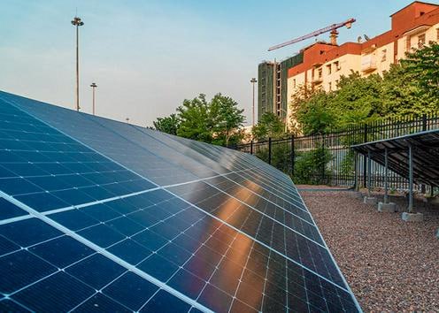 На повышение энергоэффективности зданий Узбекистан направит 12 4 млн Поскольку Узбекистан входит в число стран где почти 50 конечного потребления энергии приходится на здания а расход ресурсов на квадратный метр в разы выше чем в Европе власти принимают меры по повышению энергоэффективности социальных объектов и жилых домов Только в 2026 году на эти цели направят 150 млрд сумов 12 4 млн субсидий и компенсаций Такая цифра была озвучена на заседании под председательством президента республики Шавката Мирзиёева Ключевую роль играет агентство по энергоэффективности созданное в прошлом году Приоритет отдадут 30 тыс соцобъектам в этом году модернизируют 770 зданий по стандартам энергосбережения Подробнее на нашем сайте Актуальные новости из Центральной Азии fergananews