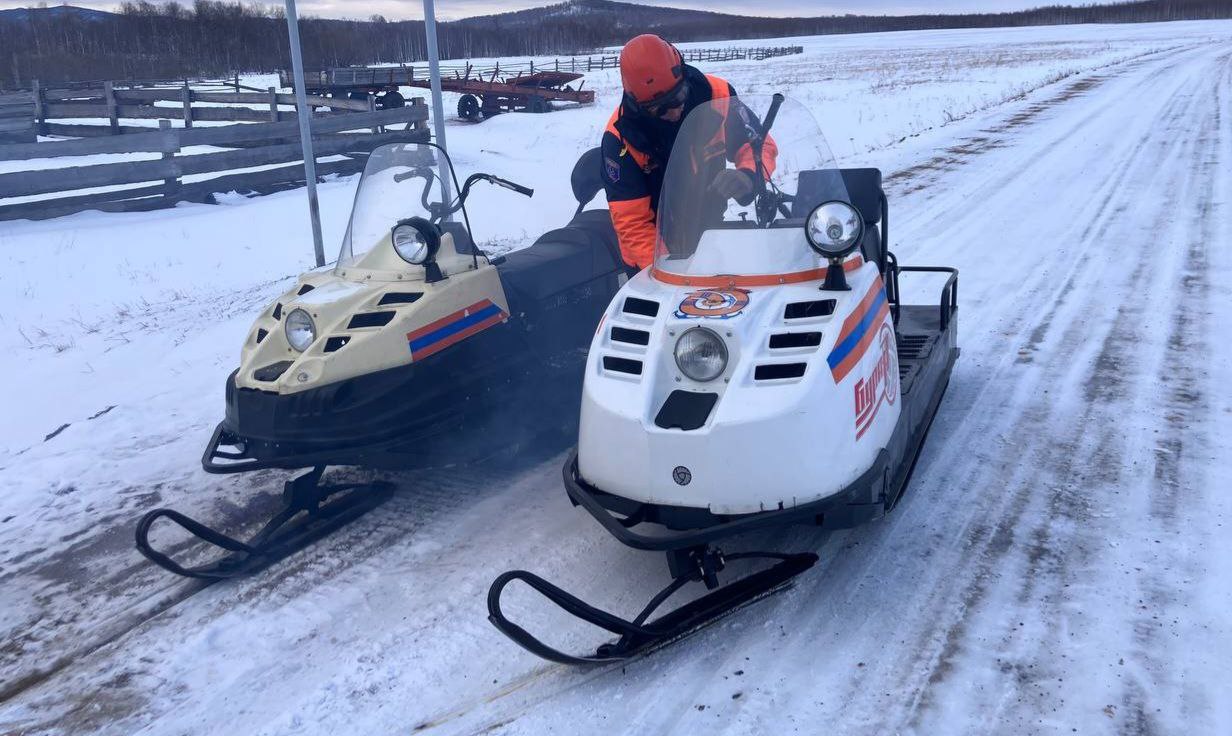 В пригороде Красноярска днем и ночью искали застрявшего в снегу снегоходчика В окрестностях поселка Минино 44 летний мужчина на снегоходе застрял в снегу и не смог выбраться сообщили в КГКУ Спасатель Он позвонил по телефону 112 и попросил о помощи Краевые спасатели в течение нескольких часов искали в лесу мужчину обнаружили его ночью и помогли добраться до ближайшего населенного пункта Newslab в ТГ МАХ