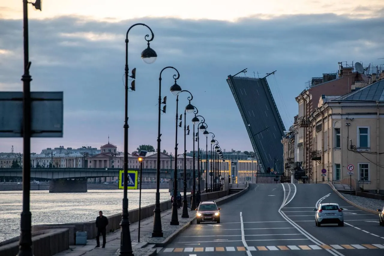 В Петербурге ищут подрядчиков на ремонт Литейного моста и моста Александра Невского следует из данных с сайта госзакупок Работы на переправах проведут до сентября 2026 го и ноября 2027 года Конкурс на поиск подрядчика для замены асфальтобетонного покрытия Литейного моста опубликовали накануне 13 апреля Заказчиком выступает Мостотрест Начальная стоимость контракта по Литейному мосту установлена в 76 млн рублей Источником финансирования указаны внебюджетные средства субсидия Мостотресту Подрядчика должны определить до 5 мая работы на мосту ему предстоит выполнить не позднее 4 сентября текущего года На мосту Александра Невского планируют заменить трамвайные пути дорожное покрытие проезжей части обновить деформационные швы и дорожную разметку Начальная цена на работы указана в 927 млн рублей Средства также выделят из субсидии Мостотресту Михаил Тихонов ДП Подписаться на ДП в Telegram MAX